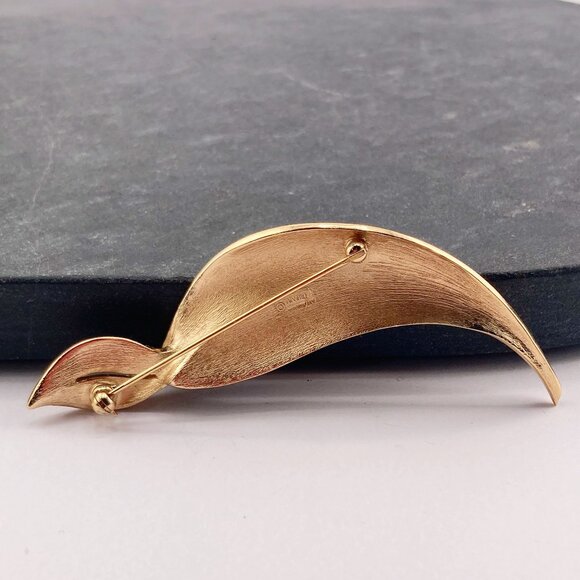 TRIFARI Vintage brushed gold tone metal curved leaf brooch ~ 1950s 1960s pin - Picture 9 of 9